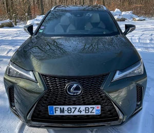Essai Lexus UX 250h F SPORT Executive : un luxueux crossover hybride auto-rechargeable